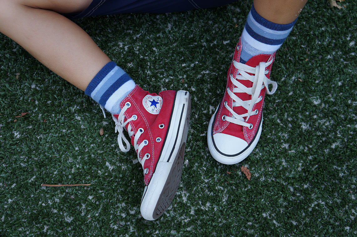 Boy red clearance converse