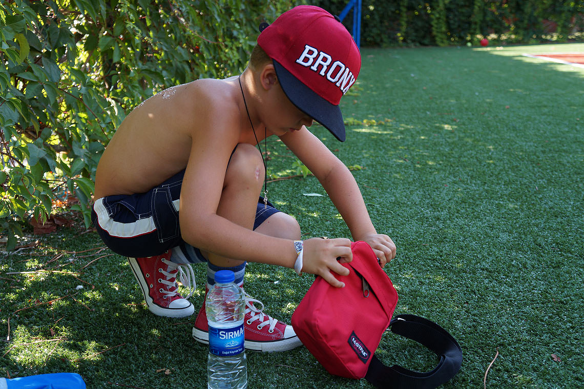 Boy red shop converse